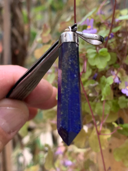 Lapis lazuli, pièce unique en Argent de 52 millimètres de hauteur x 9 millimètres de largeur x 7 d'épaisseur. Vendu avec un cordon réglable de couleur noire !