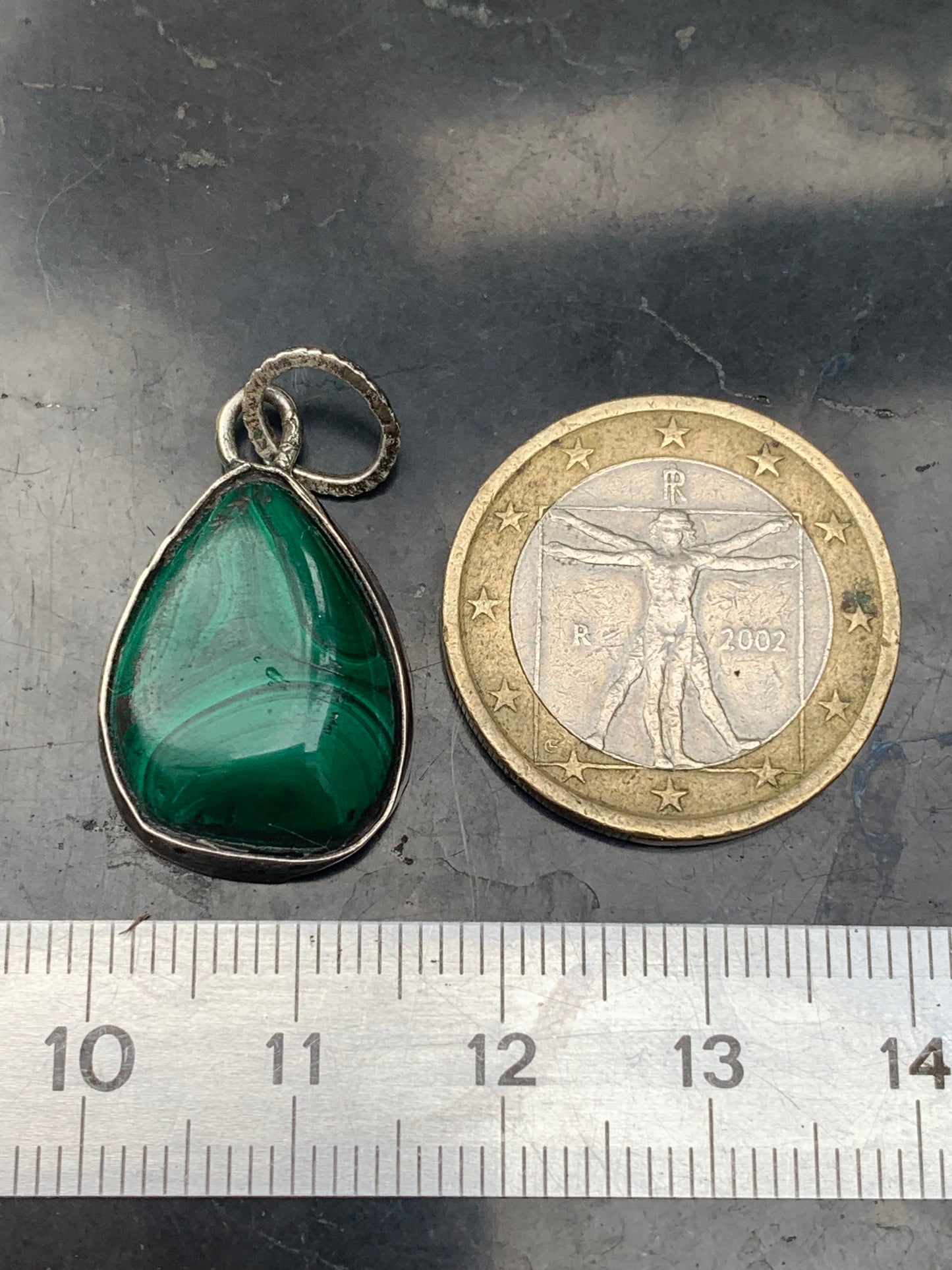 Malachite, pendentif en perle de 30mm de hauteur x 15 de largeur x 7 d'épaisseur. Vendu avec cordon réglable de couleur noire offert !