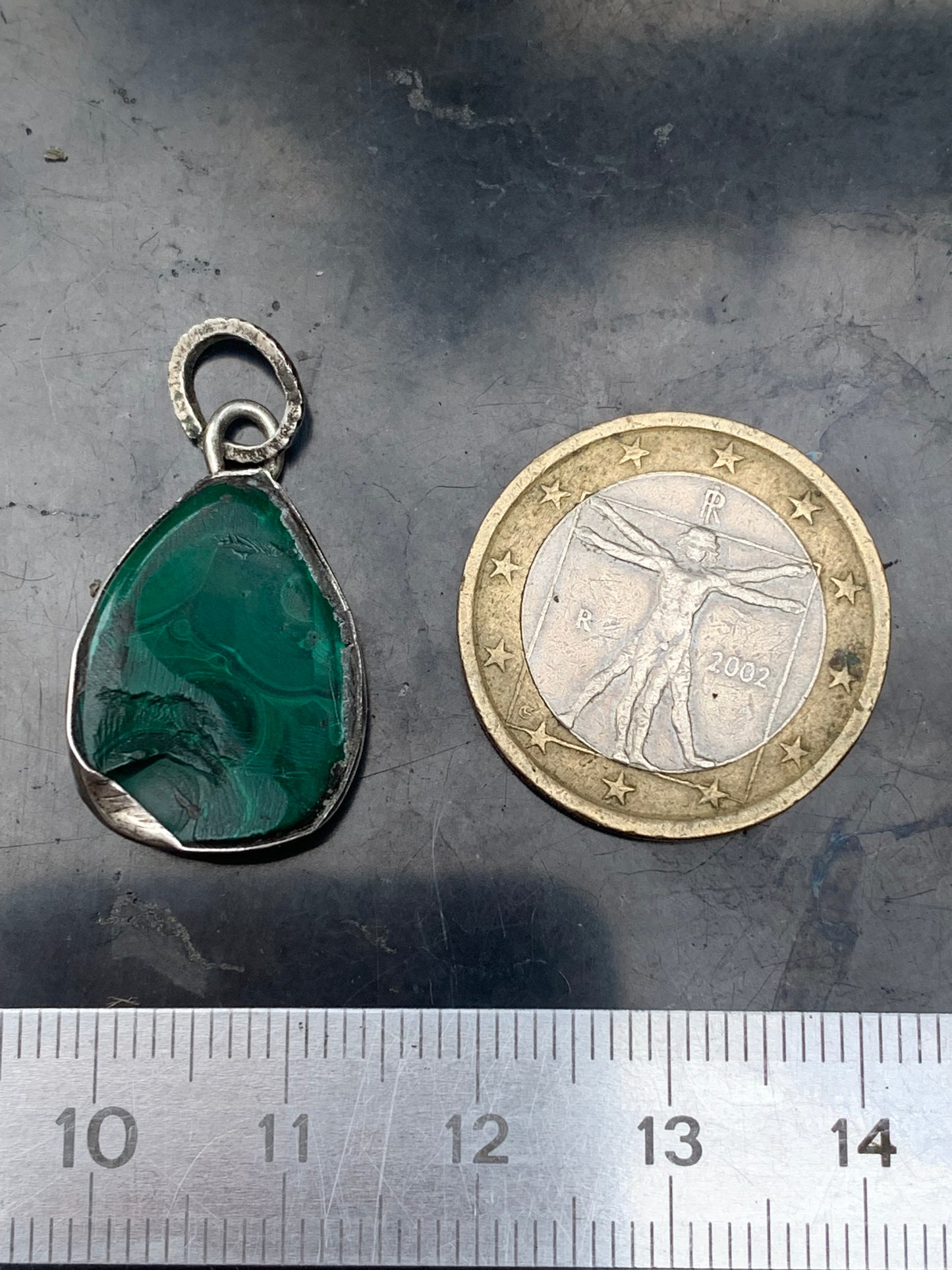 Malachite, pendentif en perle de 30mm de hauteur x 15 de largeur x 7 d'épaisseur. Vendu avec cordon réglable de couleur noire offert !