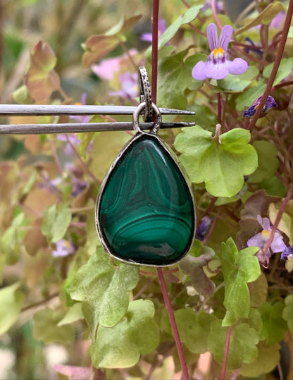 Malachite, pendentif en perle de 30mm de hauteur x 15 de largeur x 7 d'épaisseur. Vendu avec cordon réglable de couleur noire offert !