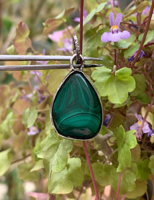 Malachite, pendentif en perle de 30mm de hauteur x 15 de largeur x 7 d'épaisseur. Vendu avec cordon réglable de couleur noire offert !