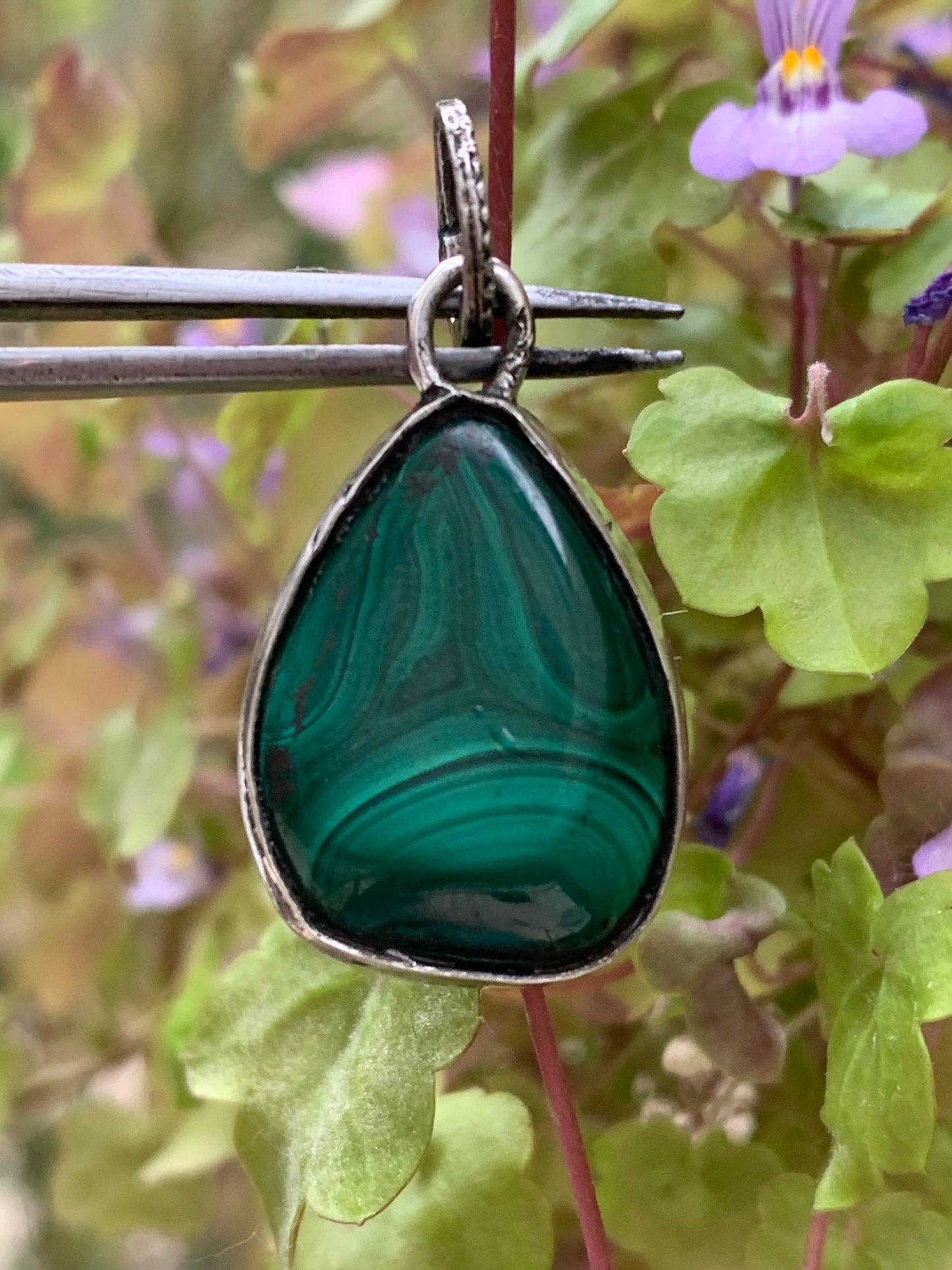 Malachite, pendentif en perle de 30mm de hauteur x 15 de largeur x 7 d'épaisseur. Vendu avec cordon réglable de couleur noire offert !