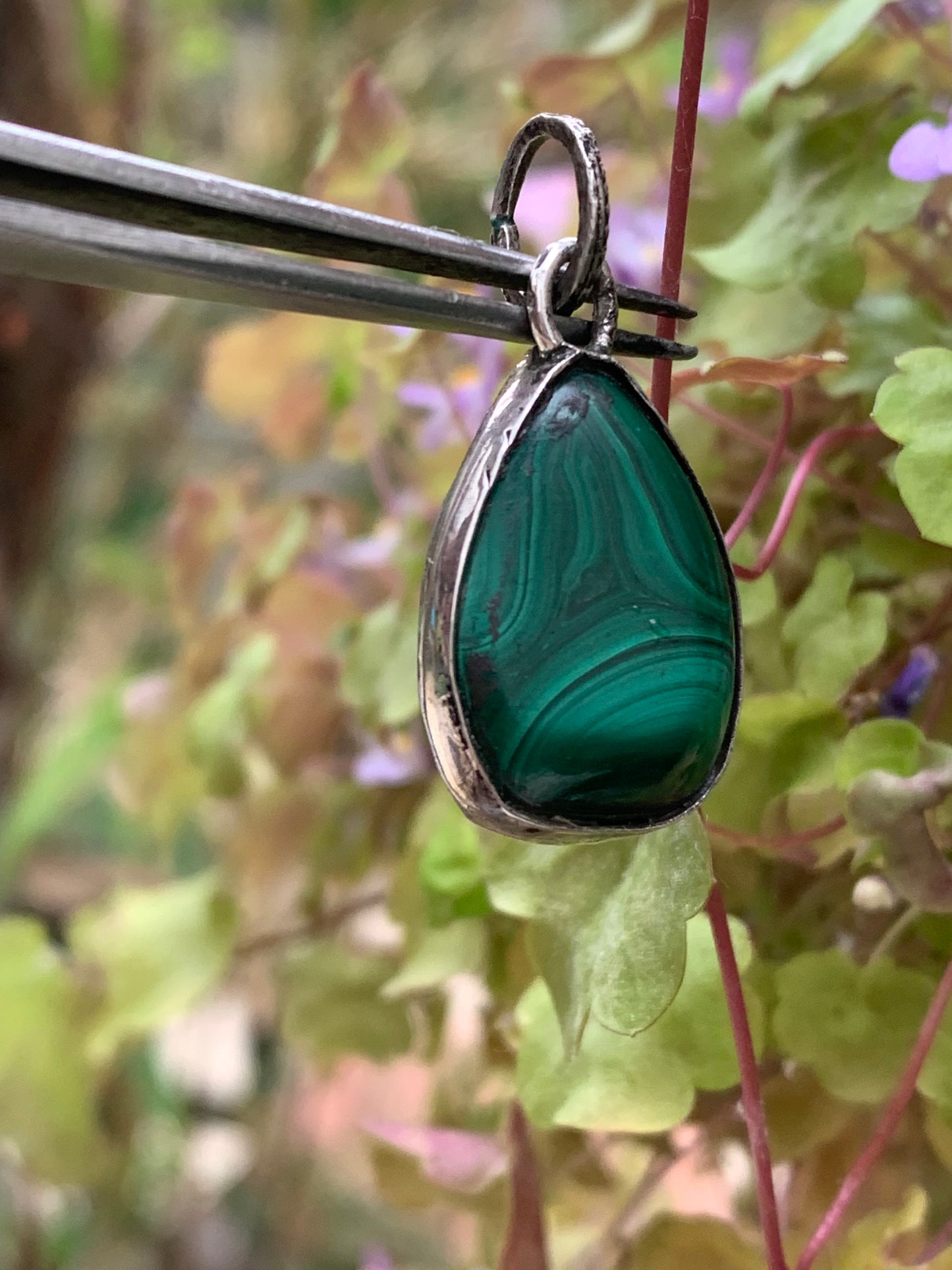 Malachite, pendentif en perle de 30mm de hauteur x 15 de largeur x 7 d'épaisseur. Vendu avec cordon réglable de couleur noire offert !