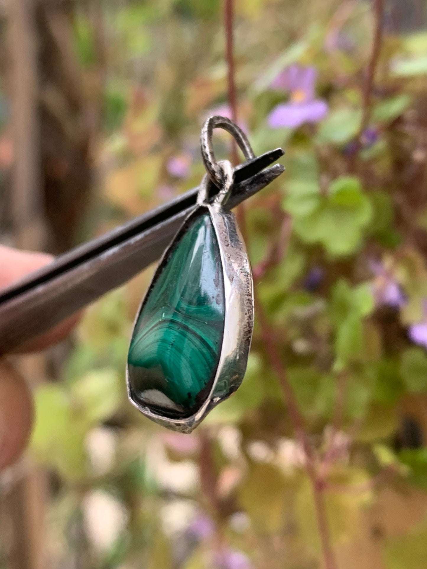 Malachite, pendentif en perle de 30mm de hauteur x 15 de largeur x 7 d'épaisseur. Vendu avec cordon réglable de couleur noire offert !