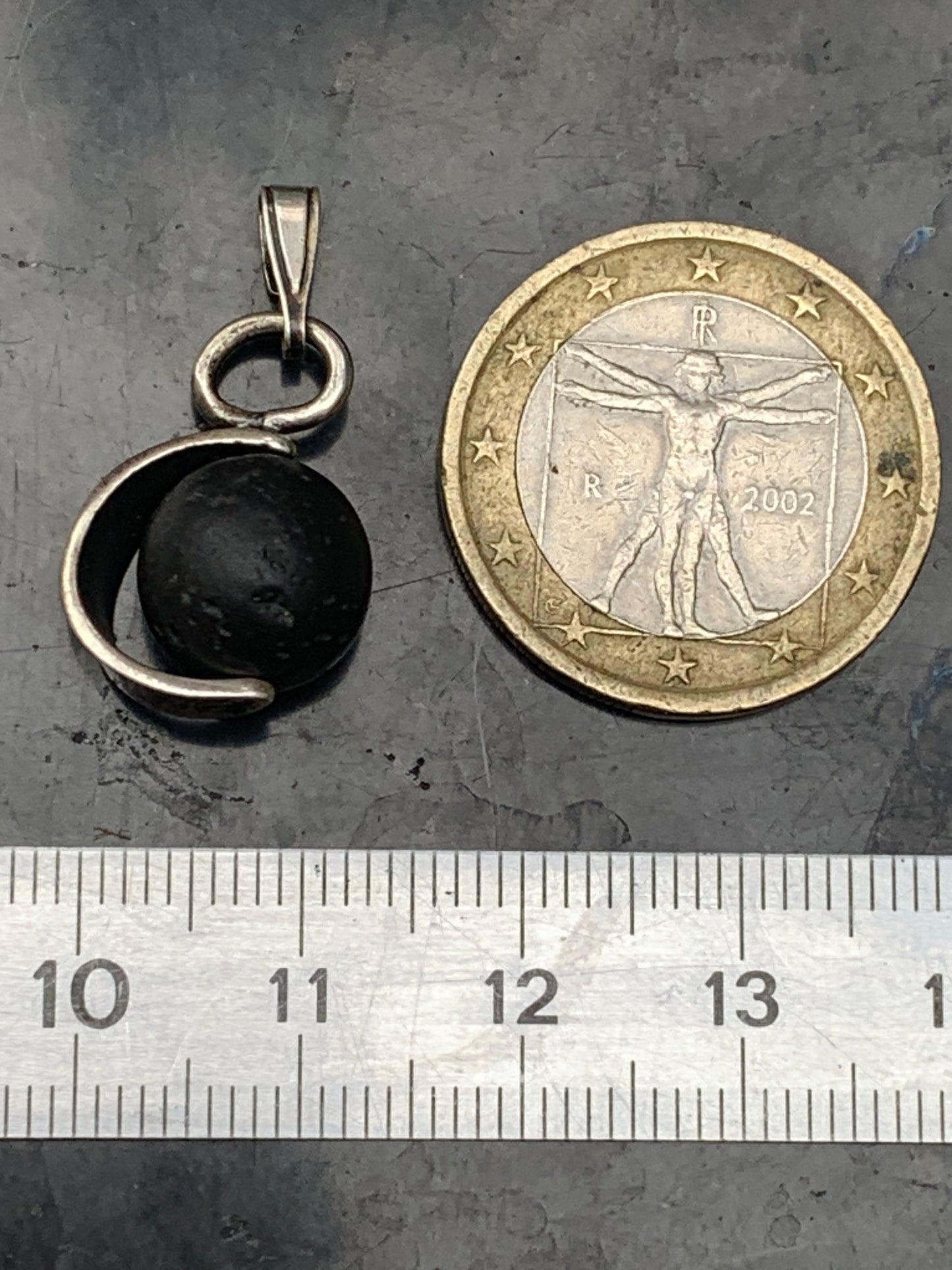 Pierre de lave, pendentif en Argent à la fois esthétique et fonctionnel utilisé pour la diffusion d’huiles essentielles grâce aux propriétés naturelles de la lave !