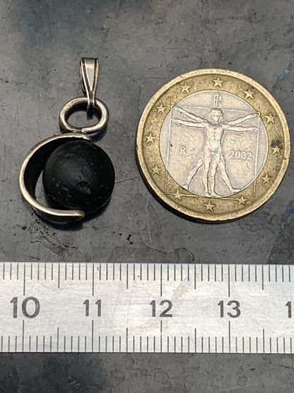 Pierre de lave, pendentif en Argent à la fois esthétique et fonctionnel utilisé pour la diffusion d’huiles essentielles grâce aux propriétés naturelles de la lave !