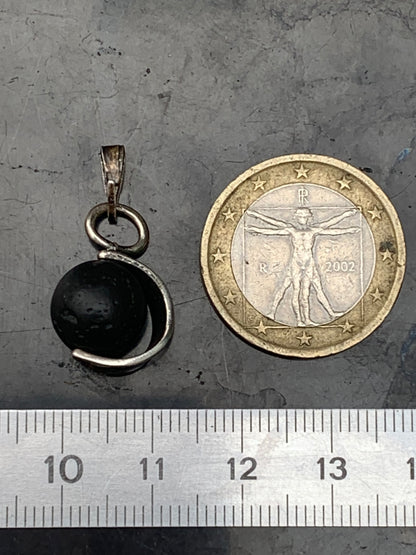 Pierre de lave, pendentif en Argent à la fois esthétique et fonctionnel utilisé pour la diffusion d’huiles essentielles grâce aux propriétés naturelles de la lave !