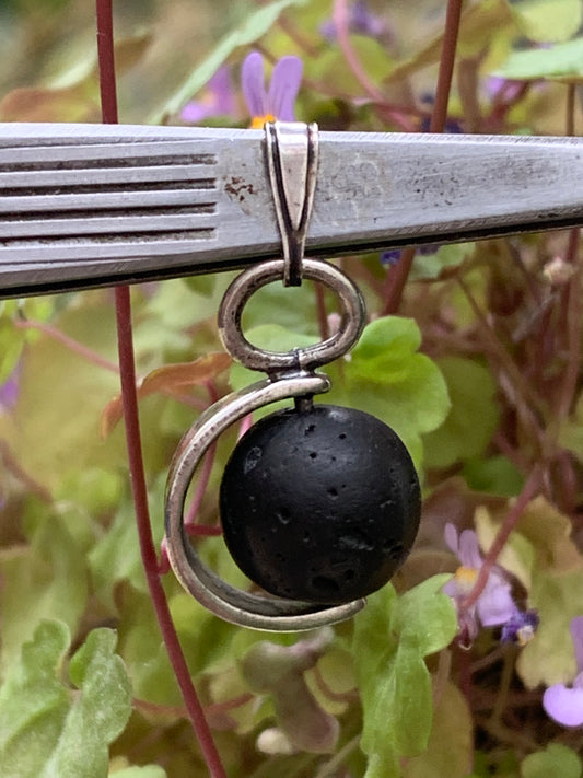 Pierre de lave, pendentif en Argent à la fois esthétique et fonctionnel utilisé pour la diffusion d’huiles essentielles grâce aux propriétés naturelles de la lave !