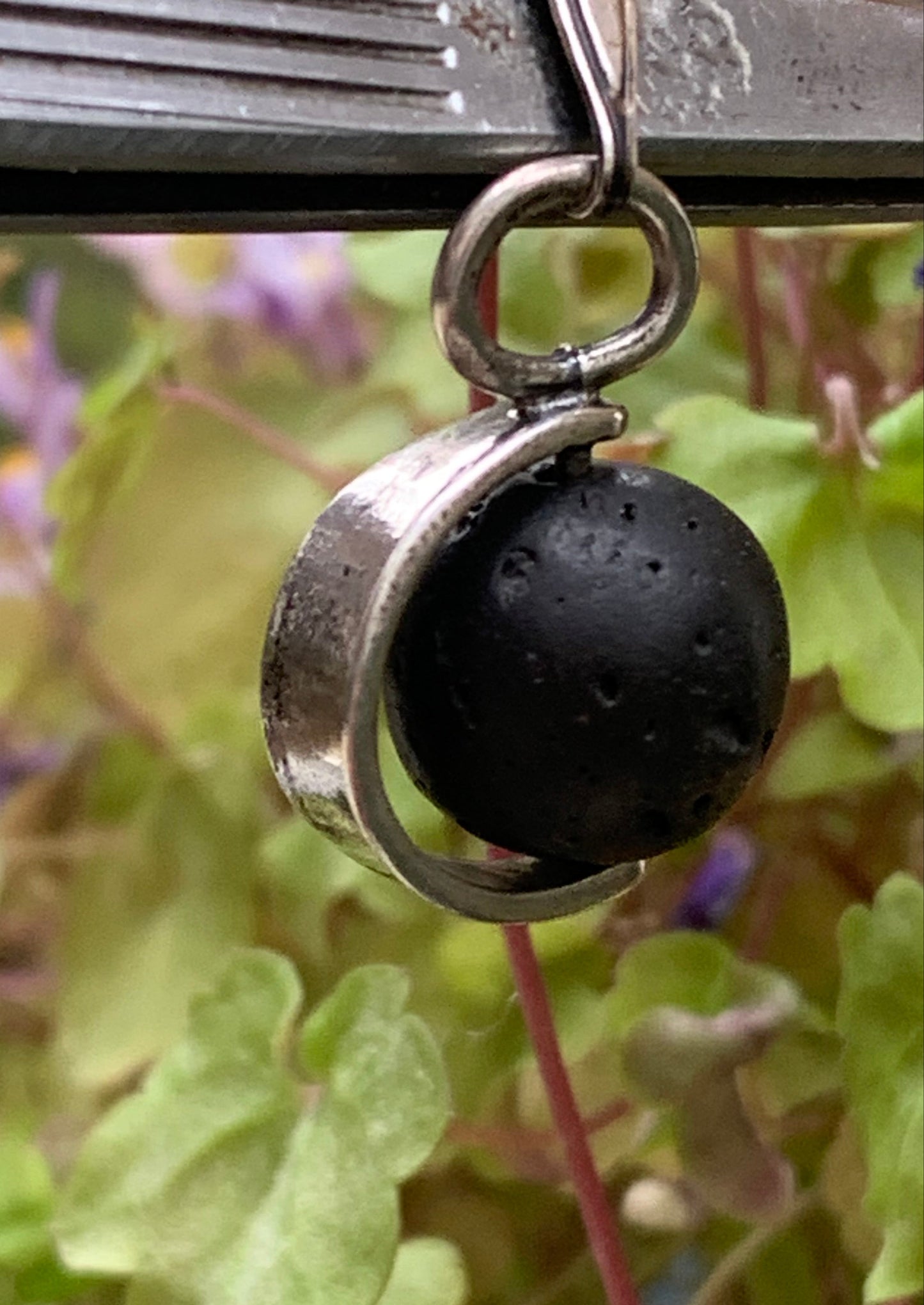 Pierre de lave, pendentif en Argent à la fois esthétique et fonctionnel utilisé pour la diffusion d’huiles essentielles grâce aux propriétés naturelles de la lave !