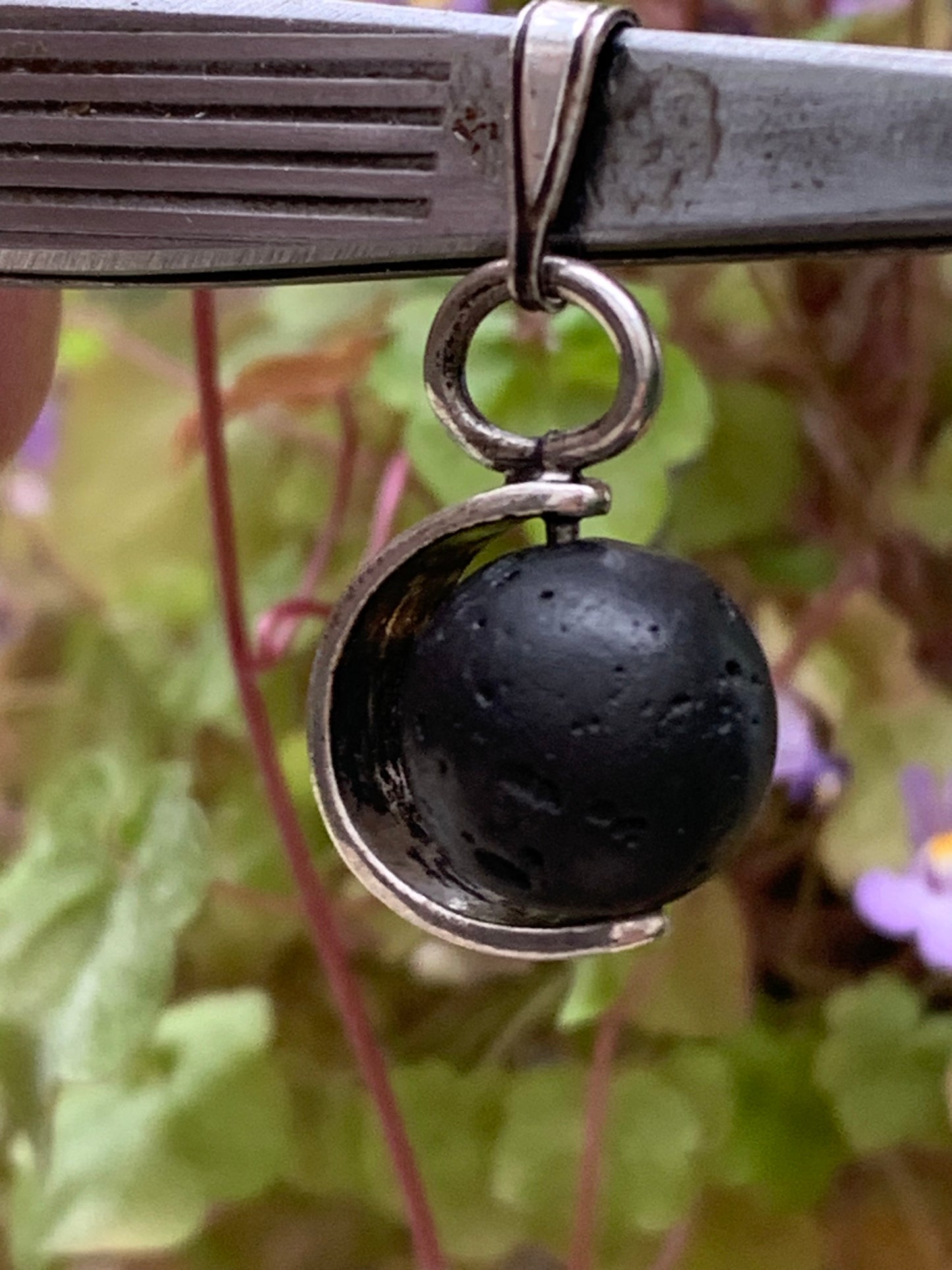 Pierre de lave, pendentif en Argent à la fois esthétique et fonctionnel utilisé pour la diffusion d’huiles essentielles grâce aux propriétés naturelles de la lave !