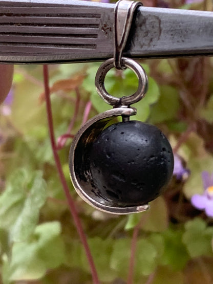 Pierre de lave, pendentif en Argent à la fois esthétique et fonctionnel utilisé pour la diffusion d’huiles essentielles grâce aux propriétés naturelles de la lave !