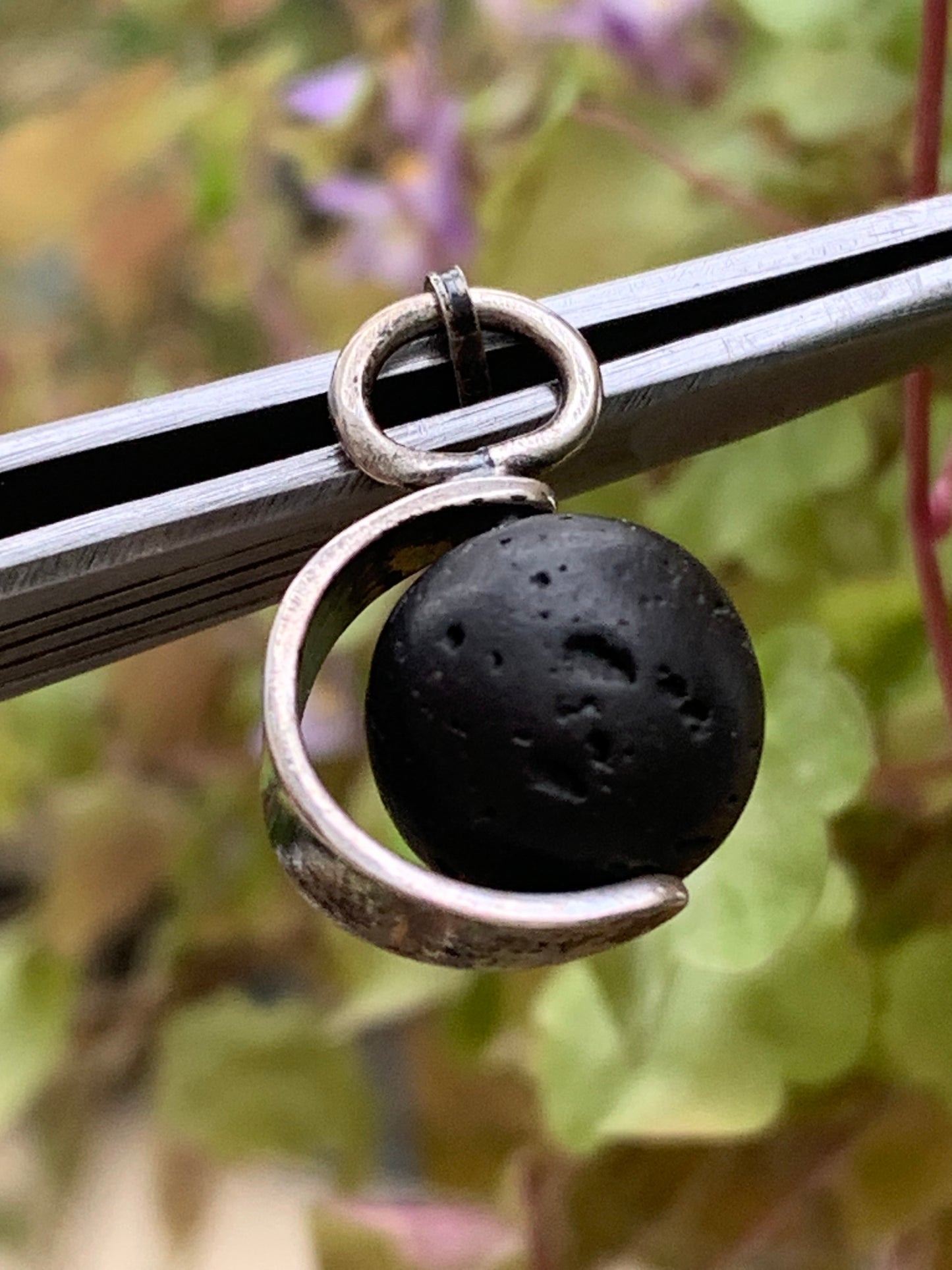 Pierre de lave, pendentif en Argent à la fois esthétique et fonctionnel utilisé pour la diffusion d’huiles essentielles grâce aux propriétés naturelles de la lave !