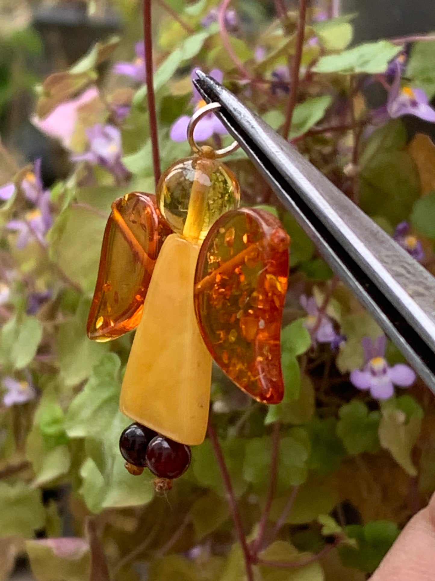 Amber, angel-shaped pendant measuring 38x35x8 millimeters, sold with a sliding (adjustable) black leather cord measuring 40 to 70 centimeters!