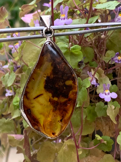 Amber, superb silver pendant measuring 55x22x12 mm. Sold with a sliding (adjustable) black leather cord from 40 to 70 cm!