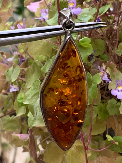 Amber, superb silver pendant measuring 60x20x10 mm. Sold with a sliding (adjustable) black leather cord from 40 to 70 cm!