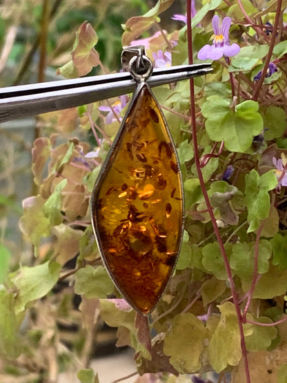 Amber, superb silver pendant measuring 60x20x10 mm. Sold with a sliding (adjustable) black leather cord from 40 to 70 cm!