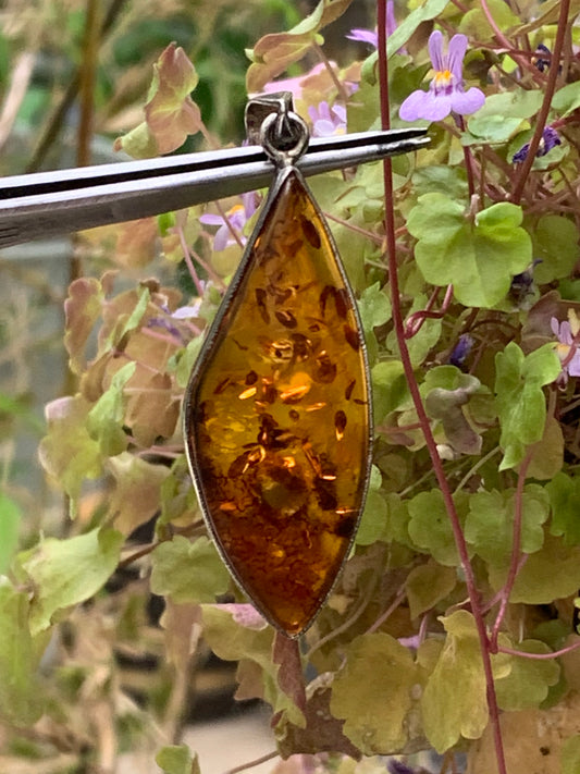 Amber, superb silver pendant measuring 60x20x10 mm. Sold with a sliding (adjustable) black leather cord from 40 to 70 cm!