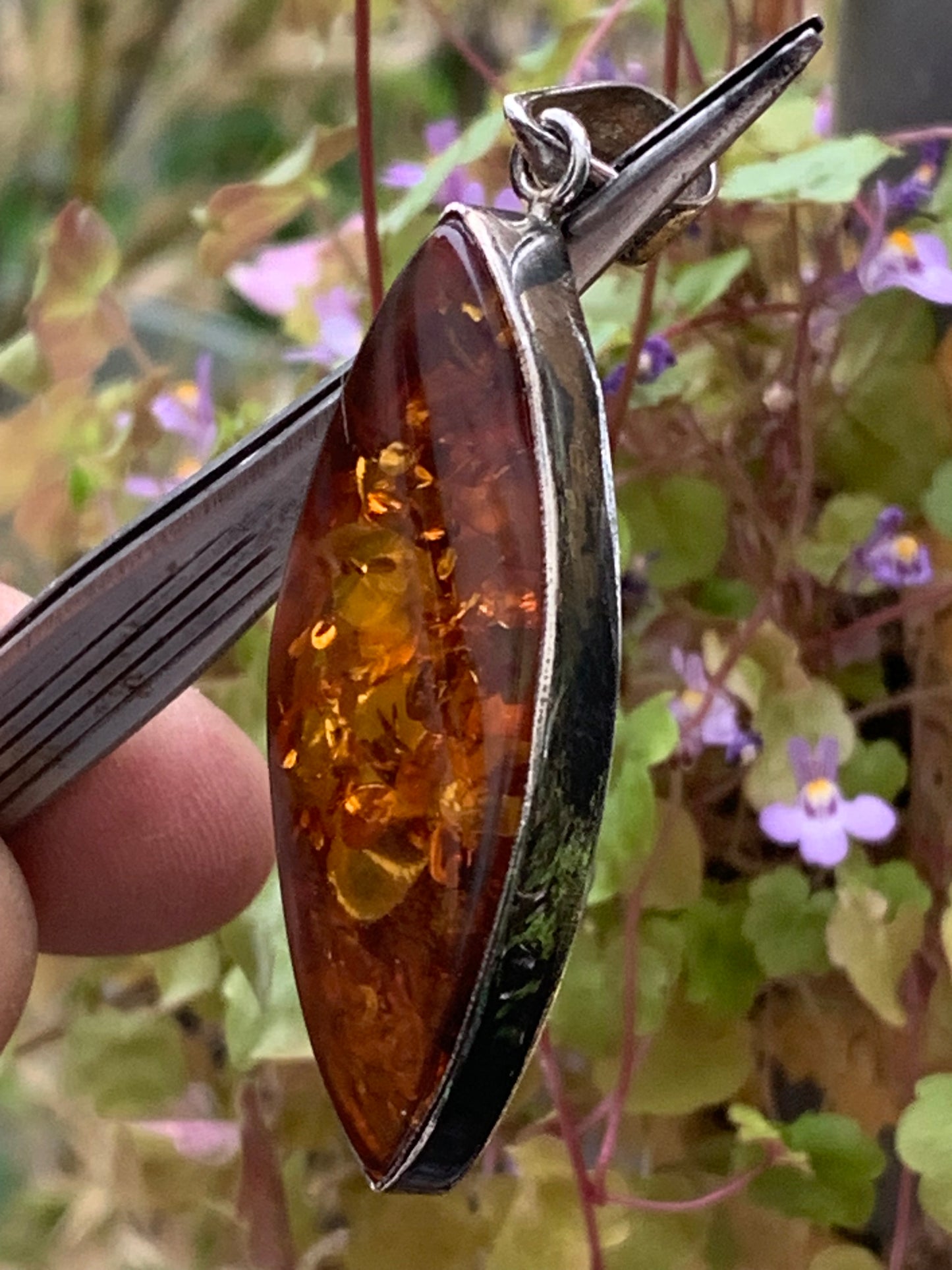 Amber, superb silver pendant measuring 60x20x10 mm. Sold with a sliding (adjustable) black leather cord from 40 to 70 cm!