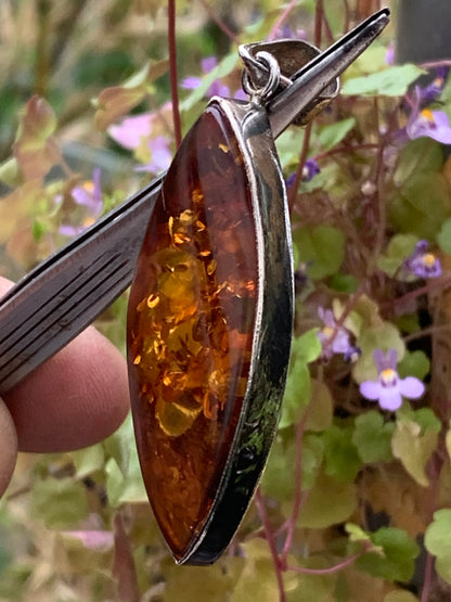 Amber, superb silver pendant measuring 60x20x10 mm. Sold with a sliding (adjustable) black leather cord from 40 to 70 cm!