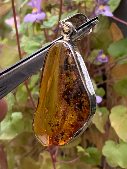 Amber, superb silver pendant measuring 45x20x8 mm. Sold with a sliding (adjustable) black leather cord from 40 to 70 cm!