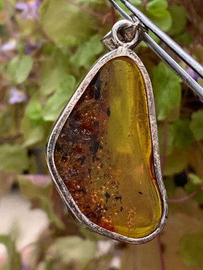 Amber, superb silver pendant measuring 45x20x8 mm. Sold with a sliding (adjustable) black leather cord from 40 to 70 cm!