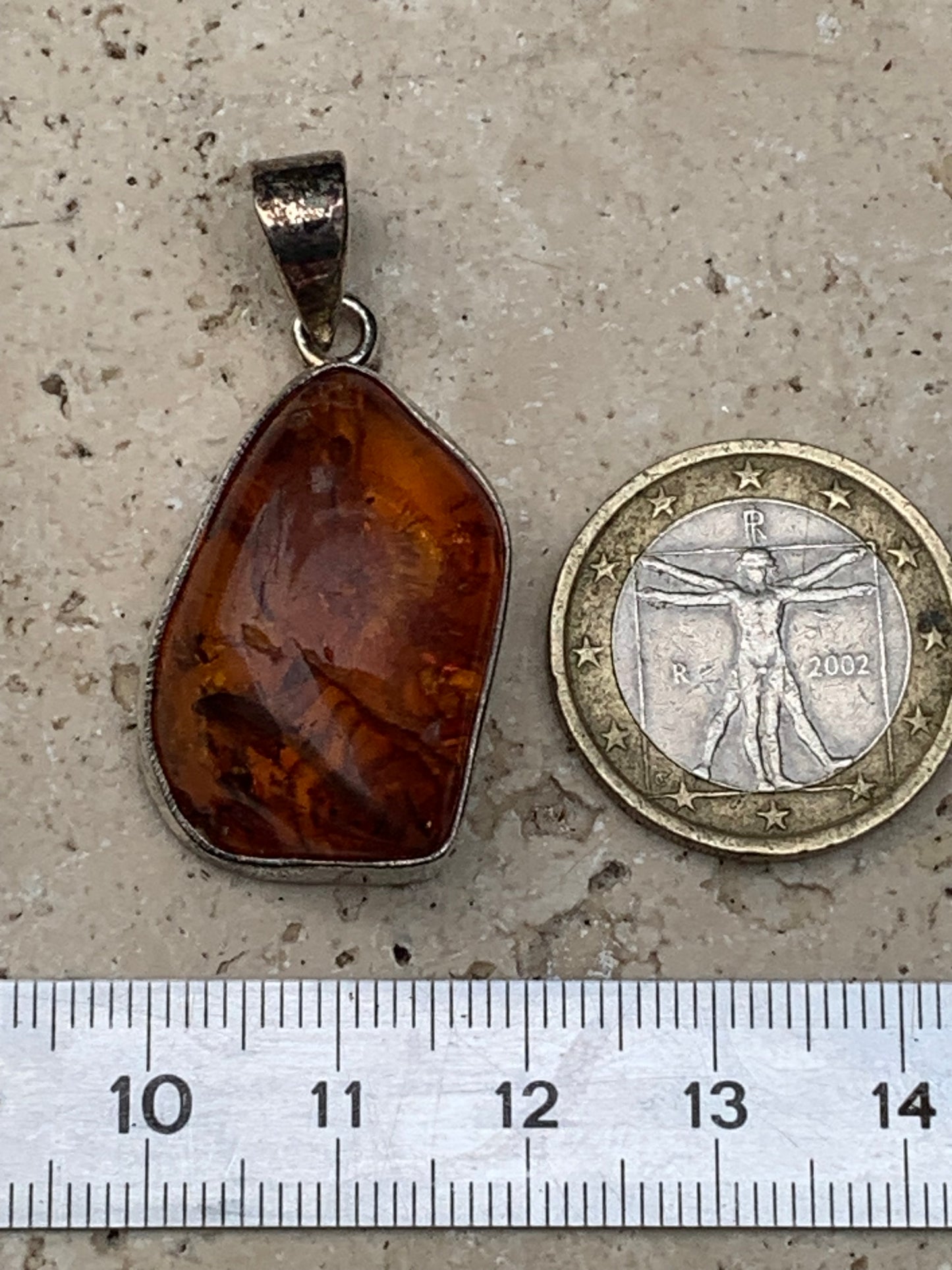 Amber, superb silver pendant measuring 40x20x12 mm. Sold with a sliding (adjustable) black leather cord from 40 to 70 cm!