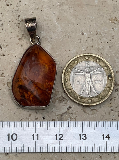 Amber, superb silver pendant measuring 40x20x12 mm. Sold with a sliding (adjustable) black leather cord from 40 to 70 cm!