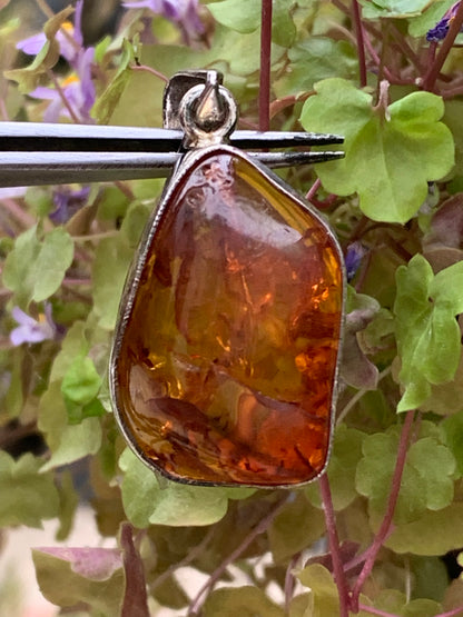 Amber, superb silver pendant measuring 40x20x12 mm. Sold with a sliding (adjustable) black leather cord from 40 to 70 cm!