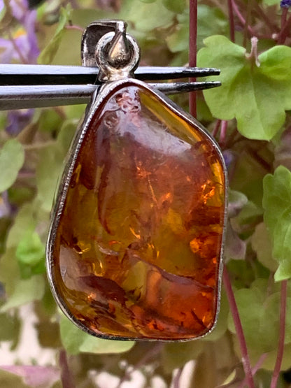 Amber, superb silver pendant measuring 40x20x12 mm. Sold with a sliding (adjustable) black leather cord from 40 to 70 cm!