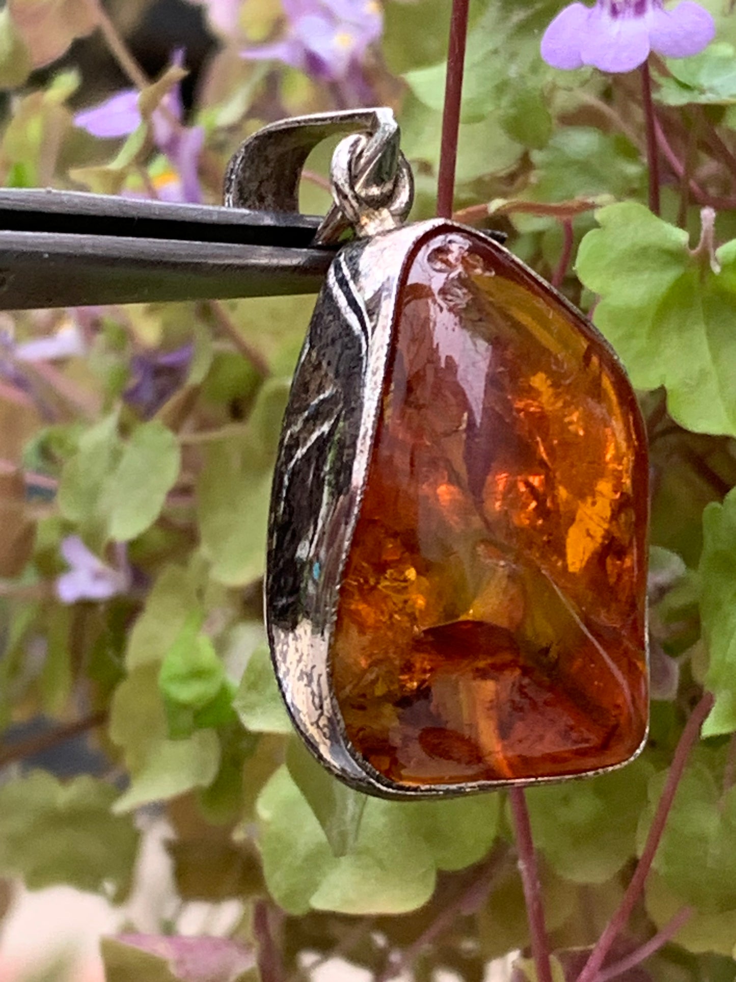 Amber, superb silver pendant measuring 40x20x12 mm. Sold with a sliding (adjustable) black leather cord from 40 to 70 cm!