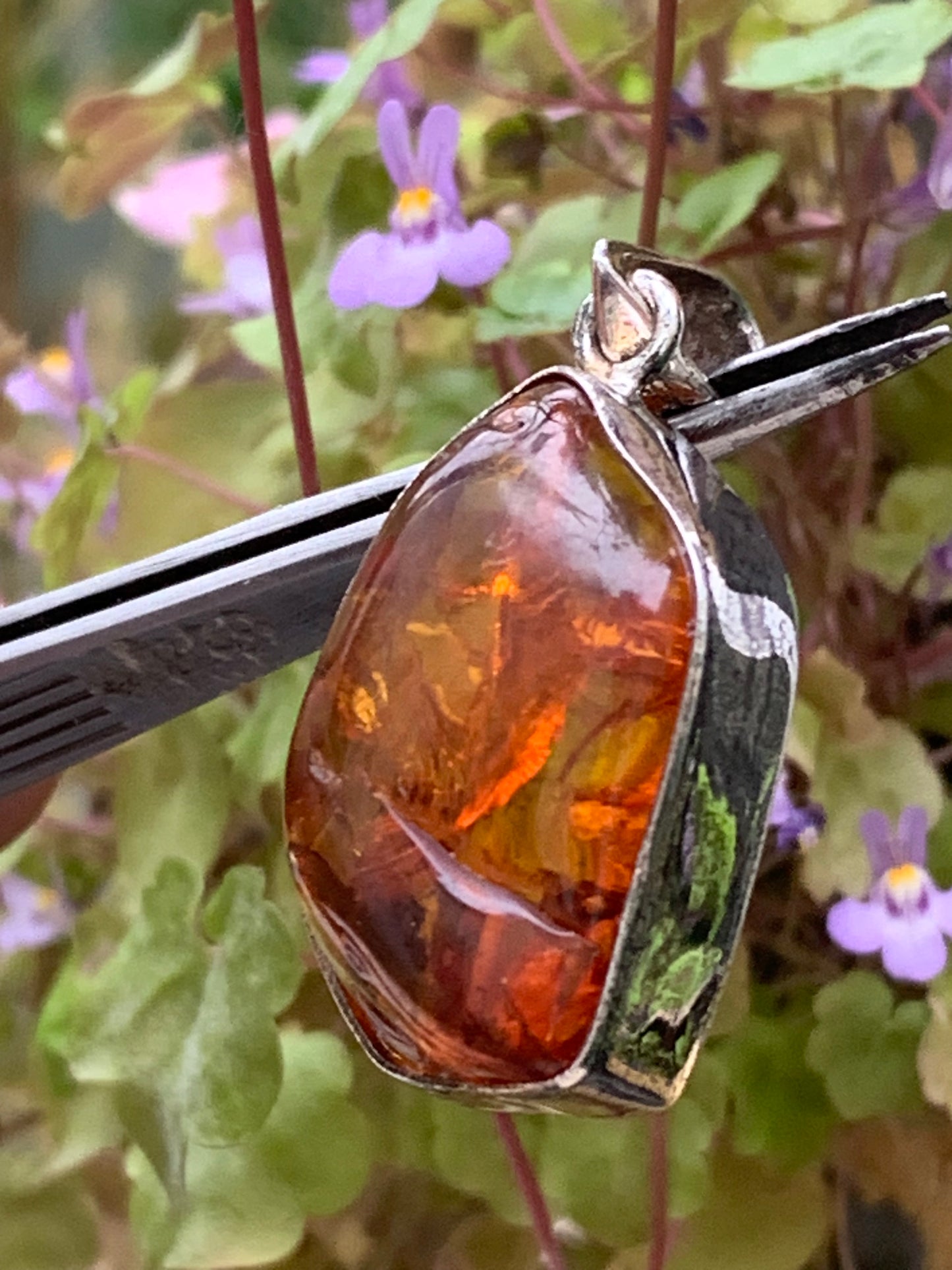 Amber, superb silver pendant measuring 40x20x12 mm. Sold with a sliding (adjustable) black leather cord from 40 to 70 cm!