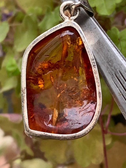 Amber, superb silver pendant measuring 40x20x12 mm. Sold with a sliding (adjustable) black leather cord from 40 to 70 cm!