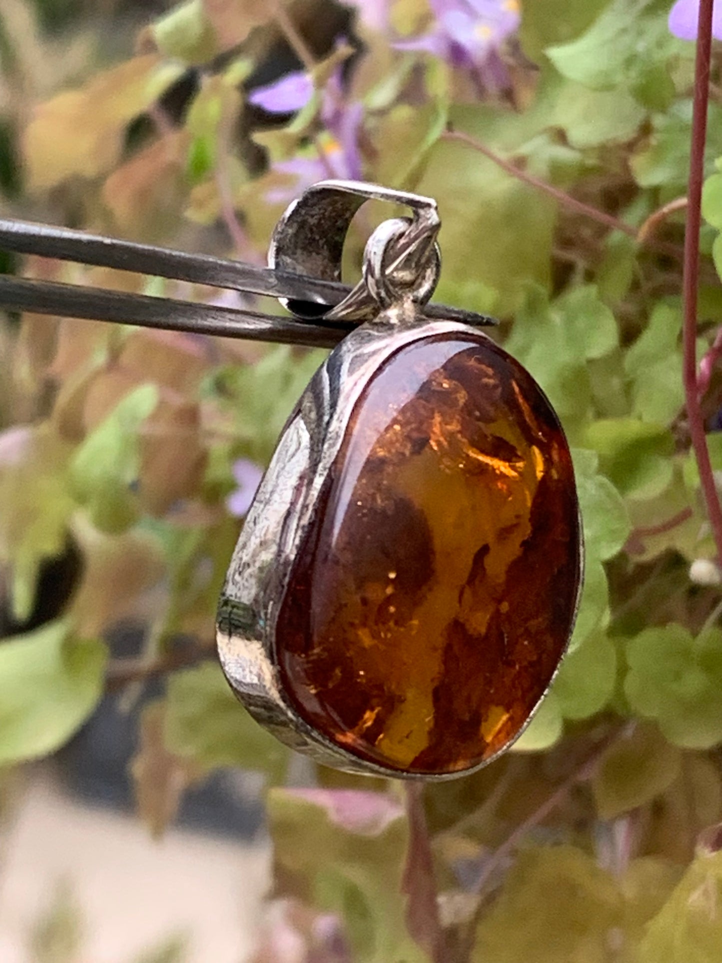 Amber, superb silver pendant measuring 35x22x8 mm. Sold with a sliding (adjustable) black leather cord from 40 to 70 cm!