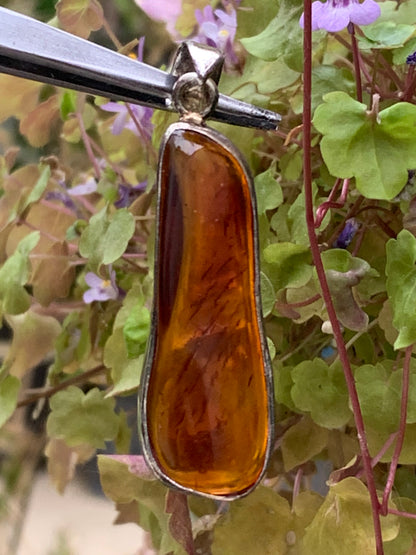 Amber, superb silver pendant measuring 50x15x7 mm. Sold with a sliding (adjustable) black leather cord measuring 40 to 70 cm!