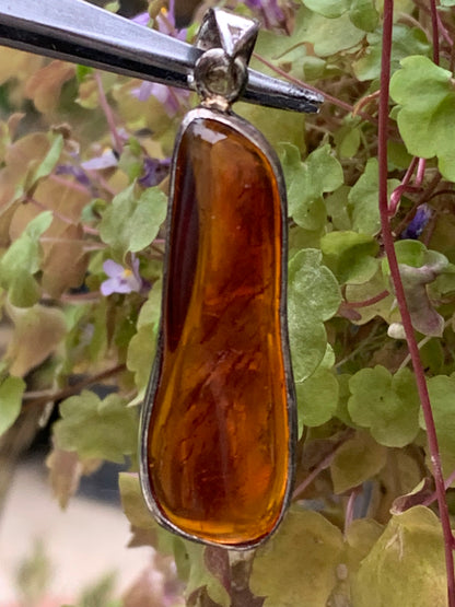 Amber, superb silver pendant measuring 50x15x7 mm. Sold with a sliding (adjustable) black leather cord measuring 40 to 70 cm!