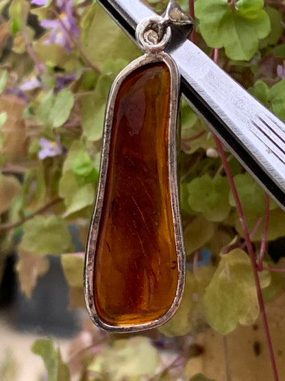 Amber, superb silver pendant measuring 50x15x7 mm. Sold with a sliding (adjustable) black leather cord measuring 40 to 70 cm!