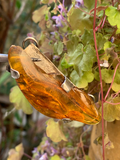 Amber, superb silver pendant measuring 55 x 20 x 10 millimeters! Superb pebble held by 3 claws in a horizontal position, made by G &amp; Z!