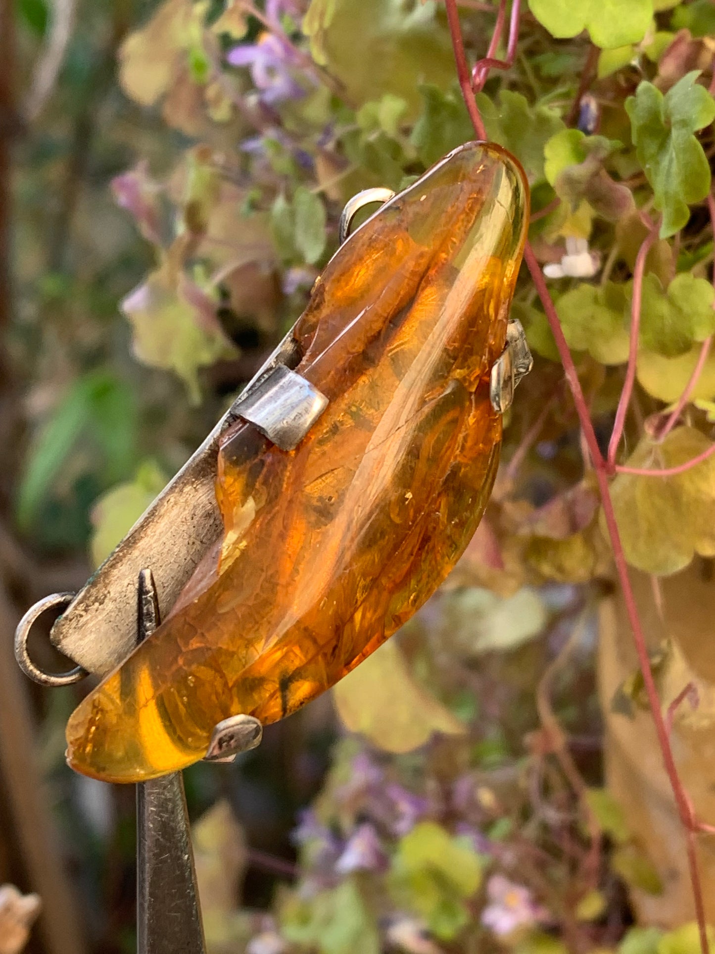 Amber, superb silver pendant measuring 55 x 20 x 10 millimeters! Superb pebble held by 3 claws in a horizontal position, made by G &amp; Z!