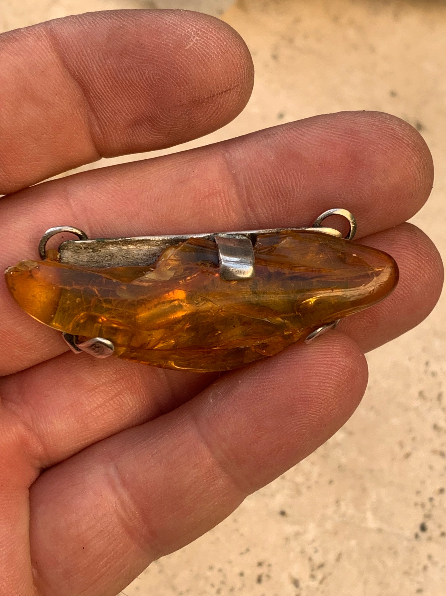 Amber, superb silver pendant measuring 55 x 20 x 10 millimeters! Superb pebble held by 3 claws in a horizontal position, made by G &amp; Z!