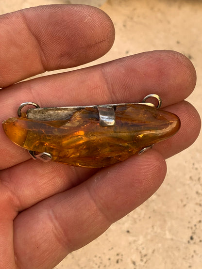 Amber, superb silver pendant measuring 55 x 20 x 10 millimeters! Superb pebble held by 3 claws in a horizontal position, made by G &amp; Z!
