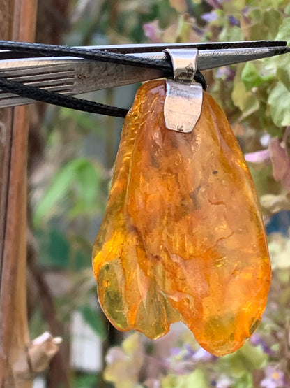 Amber, silver pendant, polished natural pebble measuring 52x30x10 millimeters, sold with a sliding (adjustable) black leather cord measuring 40 to 70 centimeters!