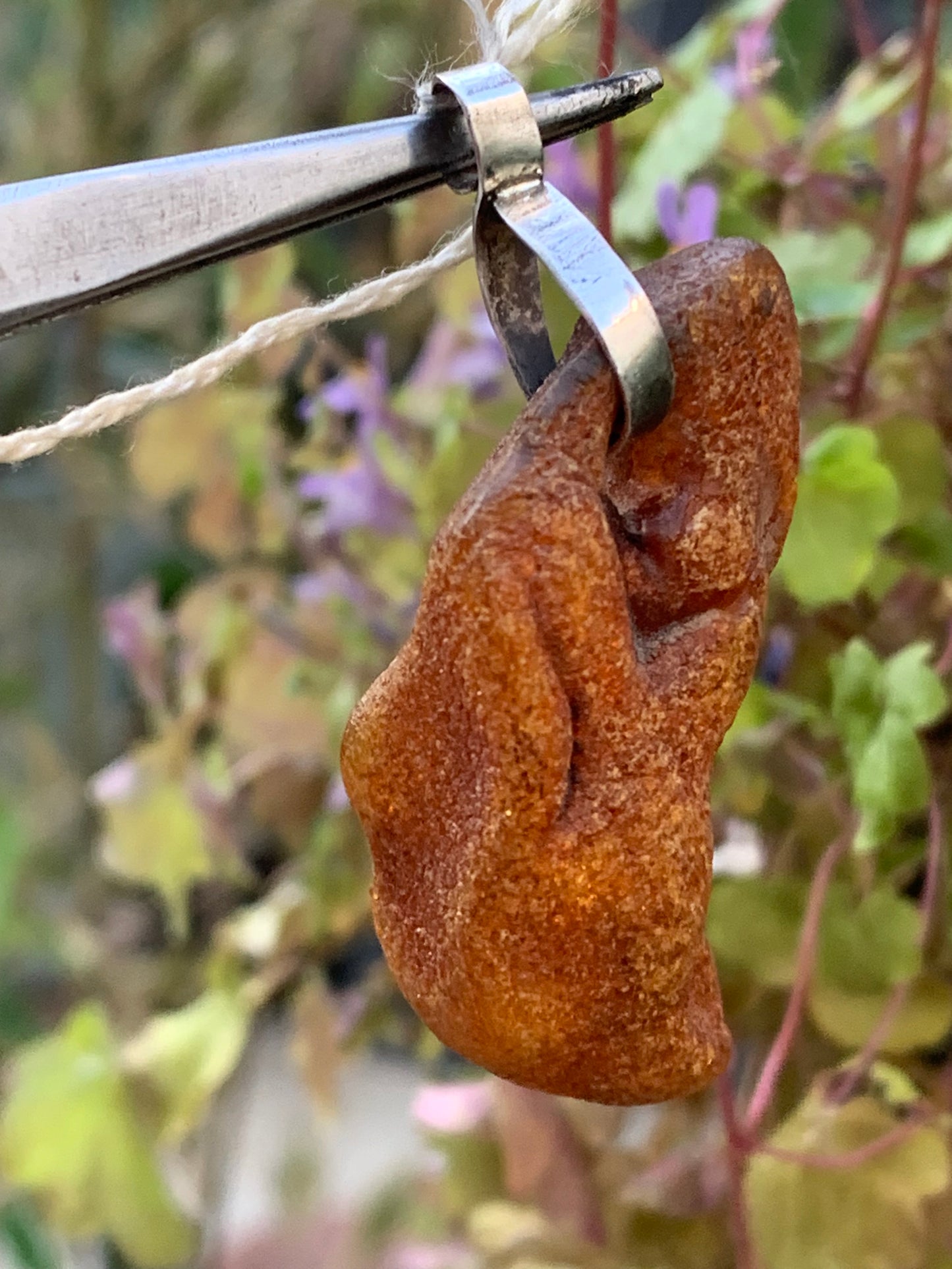 Amber, silver pendant, polished natural pebble measuring 50x20x14 millimeters, sold with a sliding (adjustable) black leather cord measuring 40 to 70 centimeters!