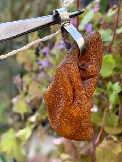 Amber, silver pendant, polished natural pebble measuring 50x20x14 millimeters, sold with a sliding (adjustable) black leather cord measuring 40 to 70 centimeters!