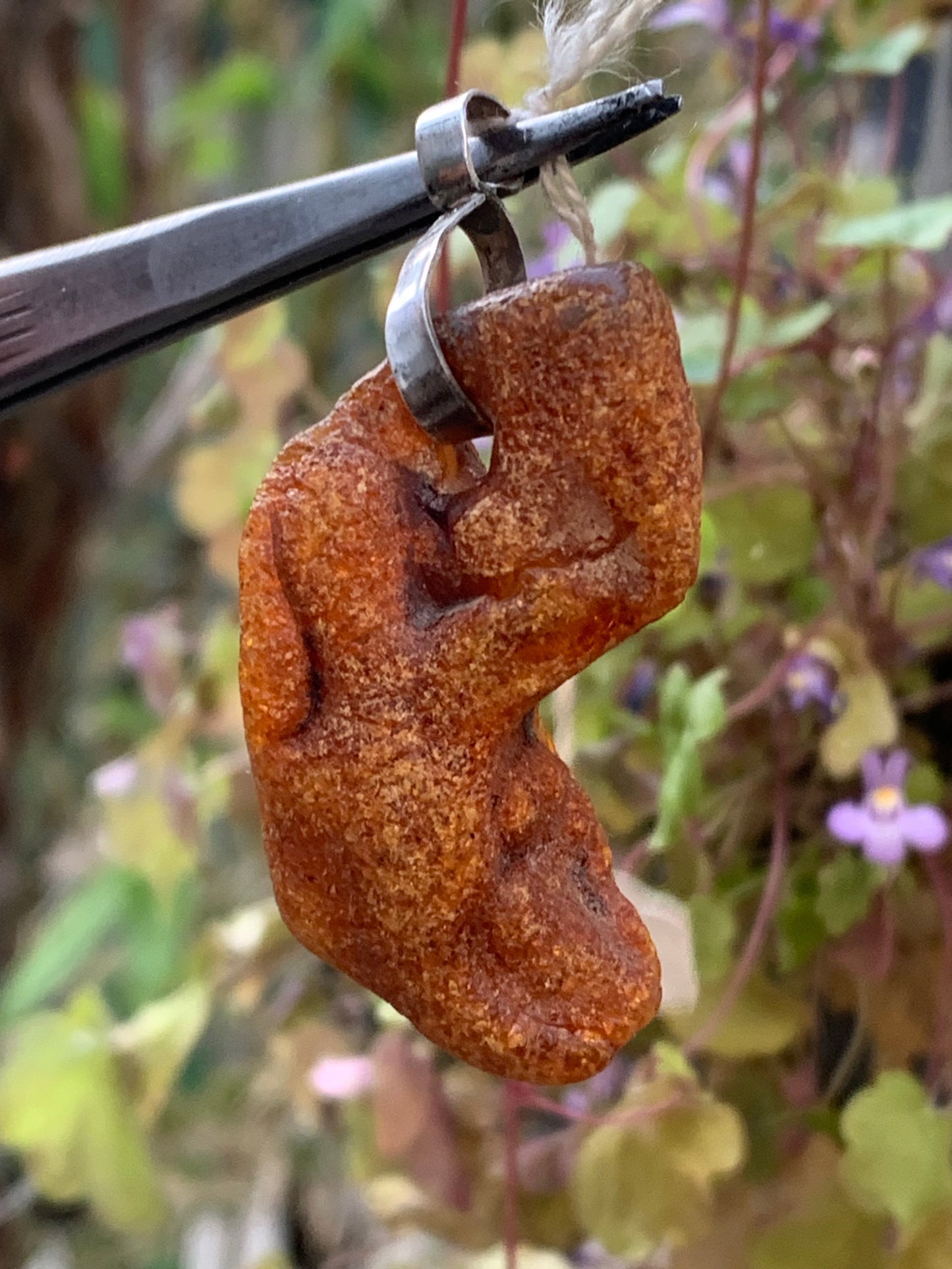 Amber, silver pendant, polished natural pebble measuring 50x20x14 millimeters, sold with a sliding (adjustable) black leather cord measuring 40 to 70 centimeters!