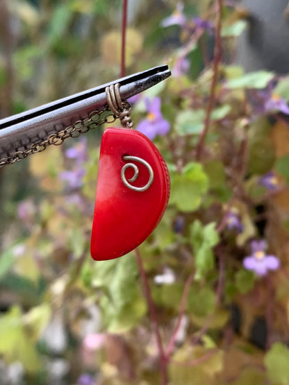 Corail/ Gorgone, pendentif en Argent fait par G & Z, de 26x10x7 millimètres, vendu avec cordon coulissant (réglable), en cuir noir de 40 à 70 centimètres !