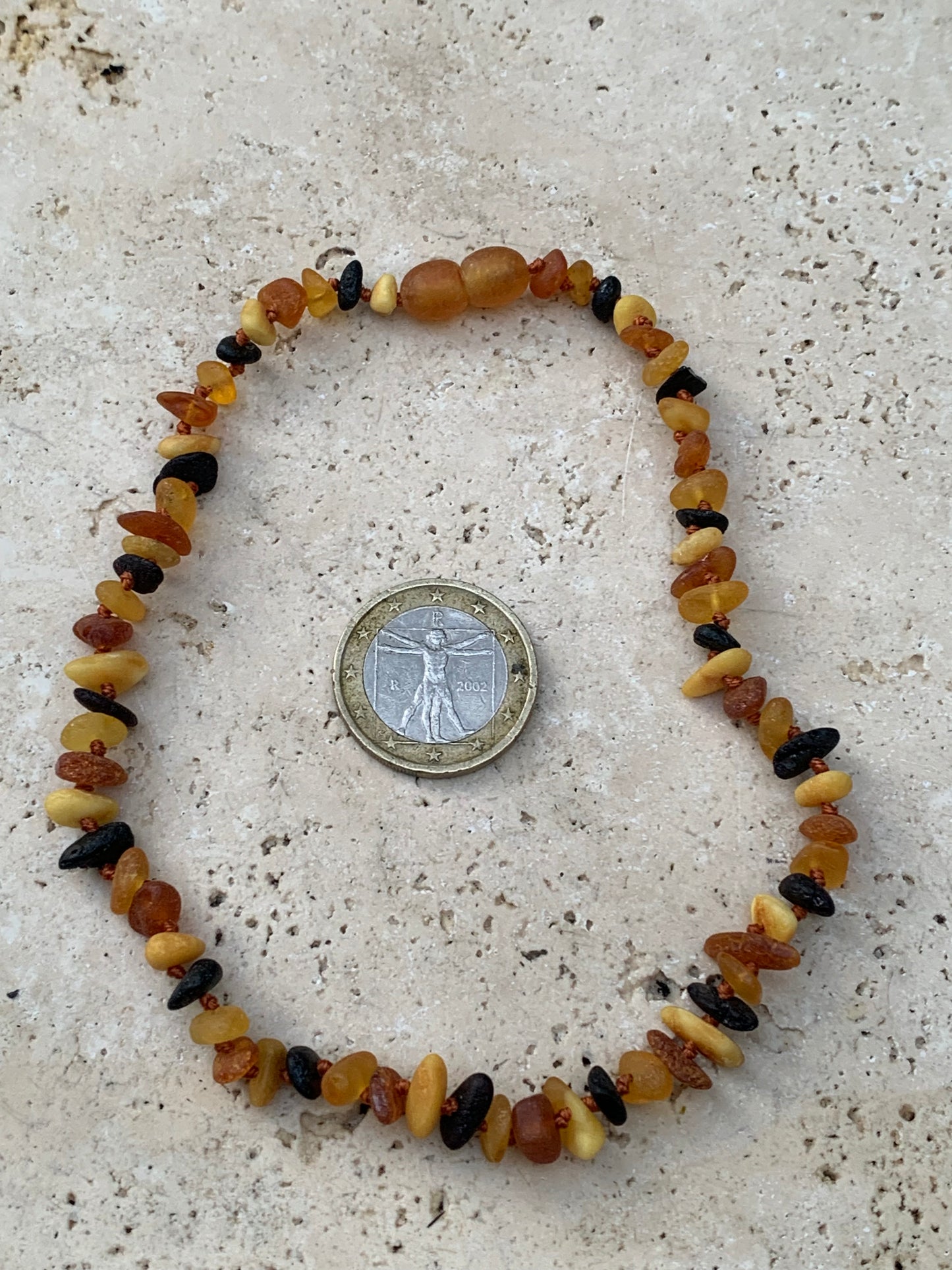 Amber, 28-centimeter long children's necklace, 8 mm pearl according to current standards (a knot between each pearl). Mix 4 colors, superb effects!