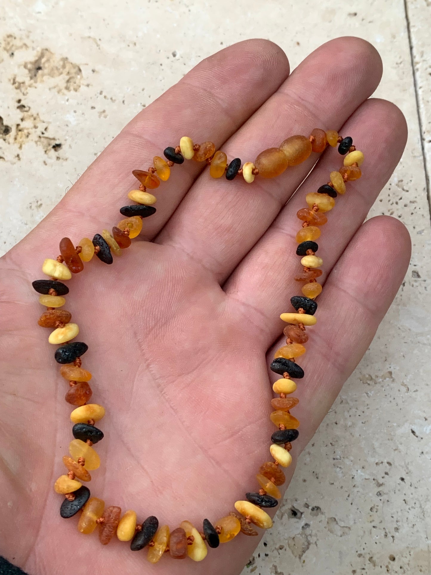 Amber, 28-centimeter long children's necklace, 8 mm pearl according to current standards (a knot between each pearl). Mix 4 colors, superb effects!