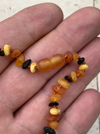 Amber, 28-centimeter long children's necklace, 8 mm pearl according to current standards (a knot between each pearl). Mix 4 colors, superb effects!