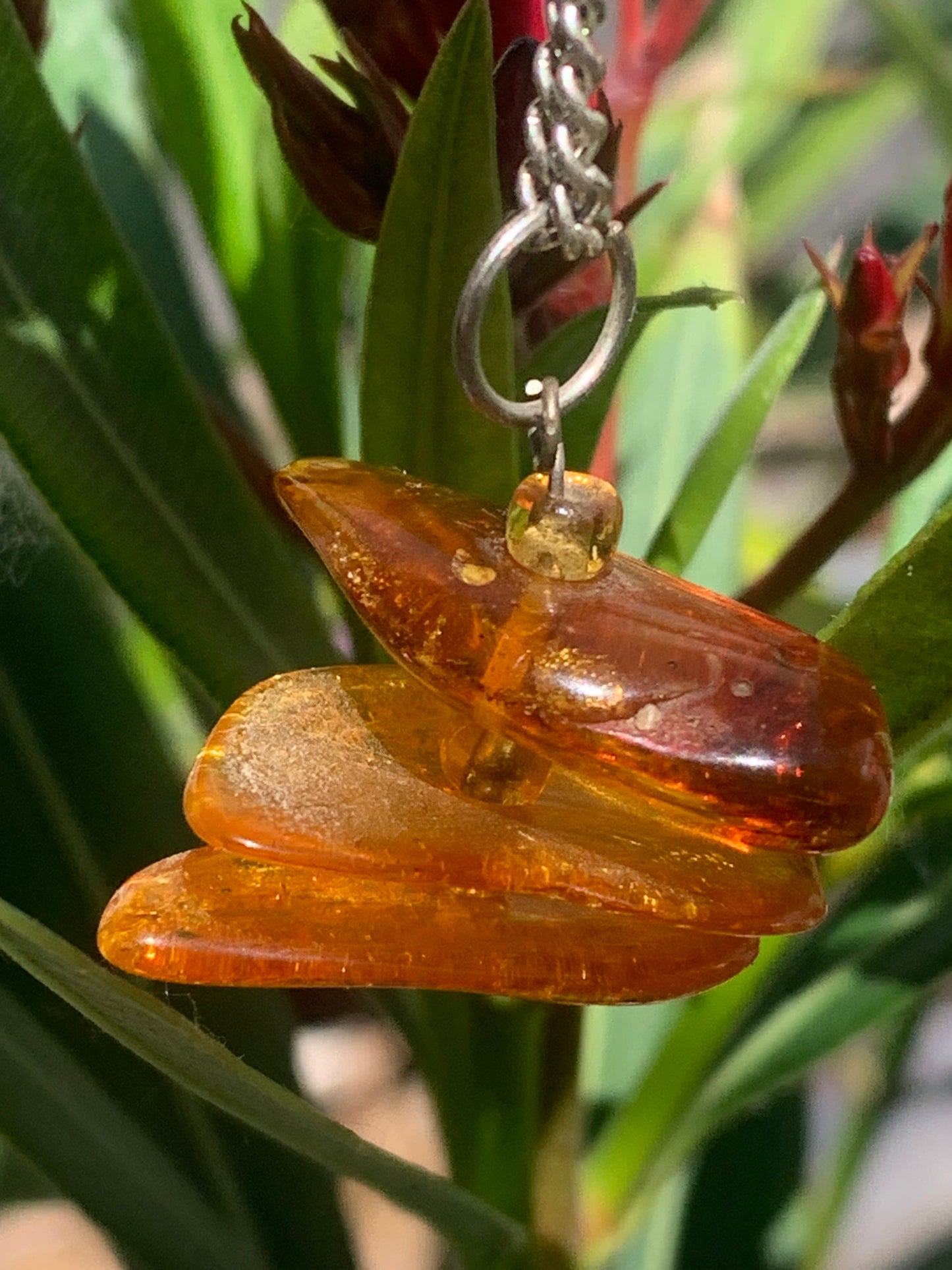 Amber, pendant of 3 polished natural pebbles measuring 32x30x15 millimeters, sold with a sliding cord (adjustable), in black leather from 40 to 70 centimeters!