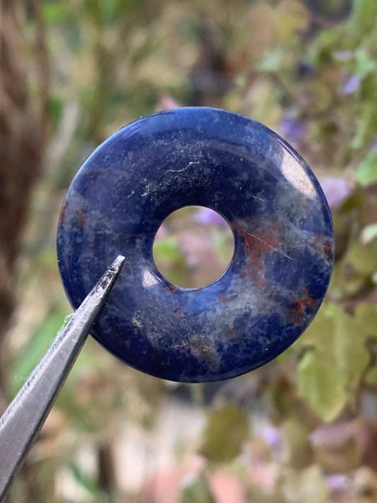 Sodalite, pendentif de type 'Donut's', de 30x30x5 millimètres, vendu avec cordon coulissant (réglable), en cuir noir de 40 à 70 centimètres !